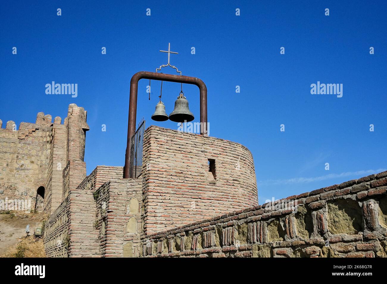 Mauer der Narikala Festung, Nariqala Festung, Glockenturm der St. Nikolaus Kirche, auf dem Sololaki-Gebirgskamm über der Altstadt, Tiflis, Georgien Stock Photo