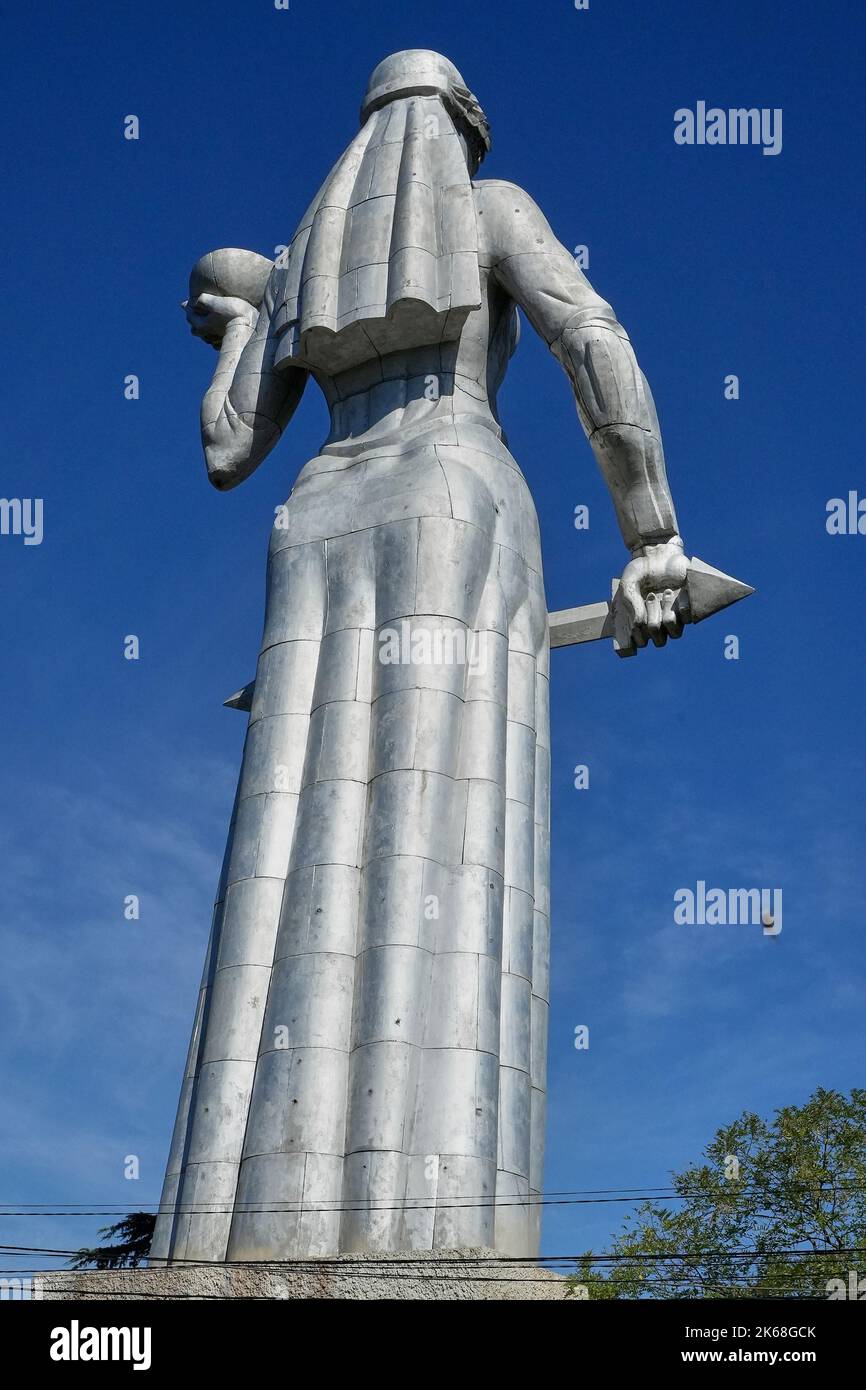 Kartlis Deda, Mutter Georgiens, von  Bildhauer Elgudscha Amaschukeli, Statue auf dem Sololaki-Gebirgskamm über der Altstadt, Tiflis, Georgien Stock Photo