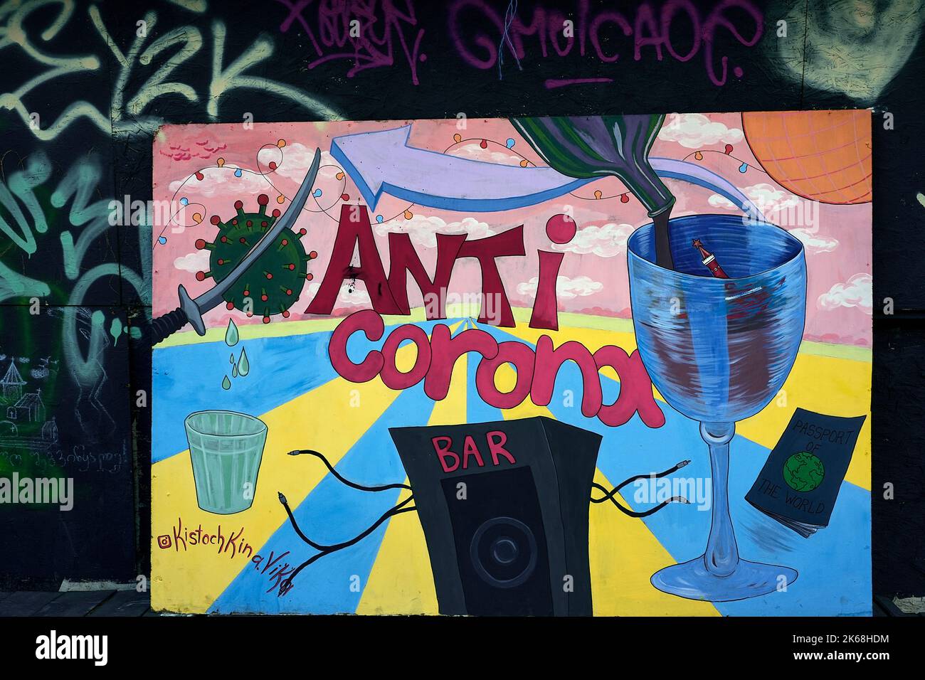 Graffito, Anti Corona Bar, Freiluft Bar neben der Friedensbrücke, Altstadt, Tiflis, Georgien Stock Photo
