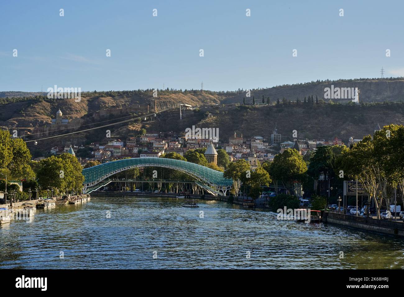 Friedensbrücke über den Fluss Kura, georgisch Fluss Mtkwari, Seilbahn, Altstadt, Tiflis, Georgien Stock Photo