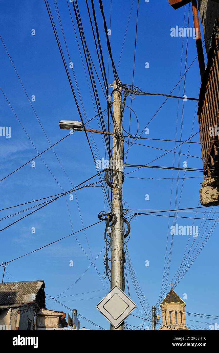 Strommast mit vielen Leitungen, Altstadt, Tiflis, Georgien Stock Photo