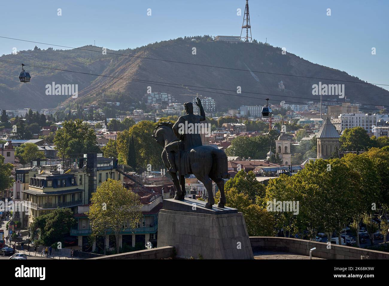 Reiterdenkmal für König Wachtang I. Gorgassali, vor der Metechi-Kirche, Panorama von Tiflis mit  Seilbahn und Fernsehturm, Altstadt, Tiflis, Georgien Stock Photo