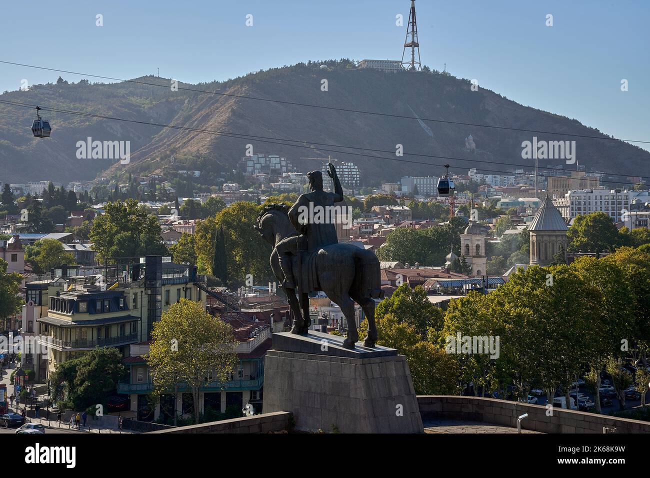 Metechi Reiterdenkmal für König Wachtang I. Gorgassali, vor der Metechi-Kirche ...