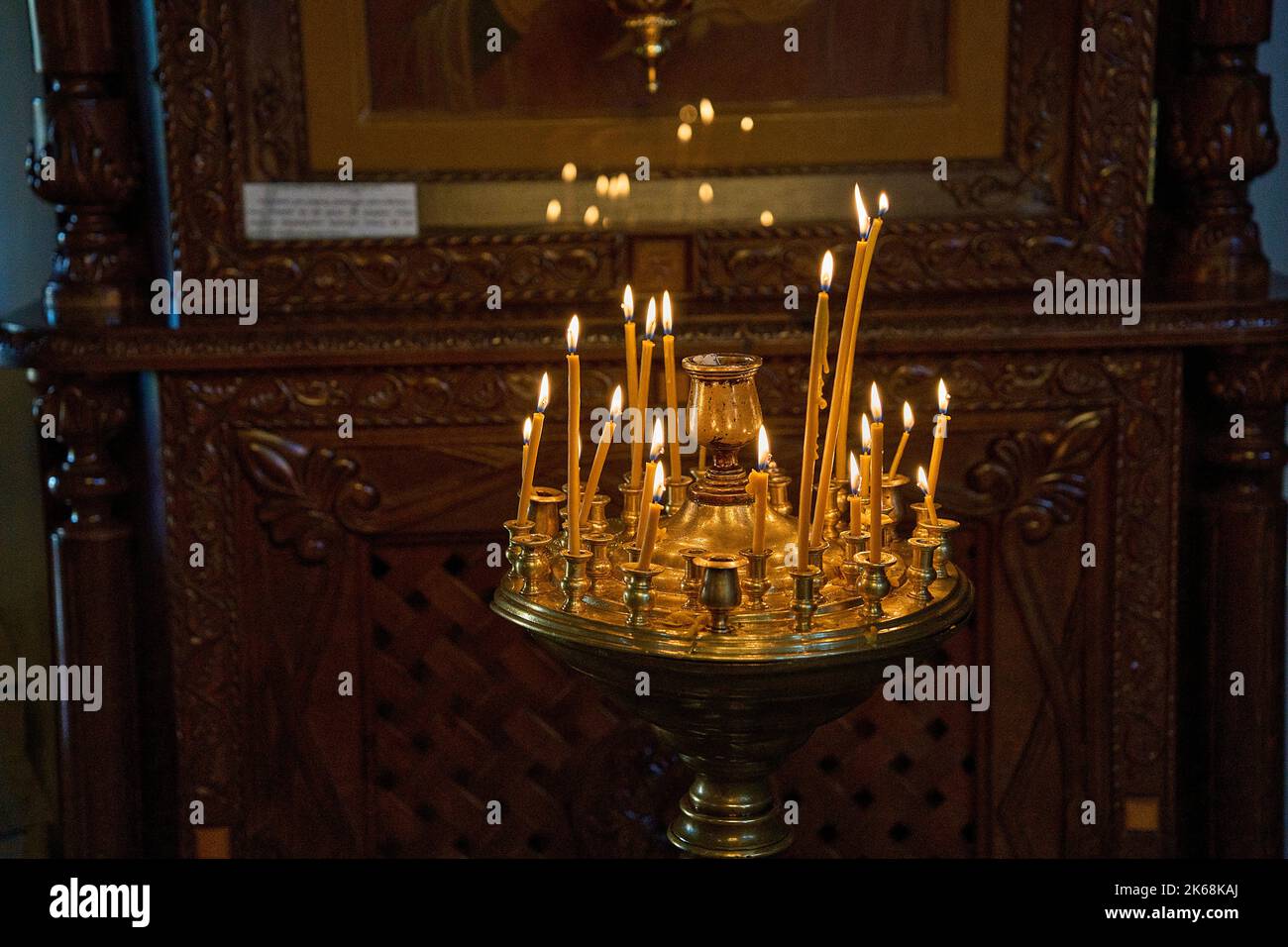Kerzen in der Metechi Kirche, Altstadt, Tiflis, Georgien Stock Photo