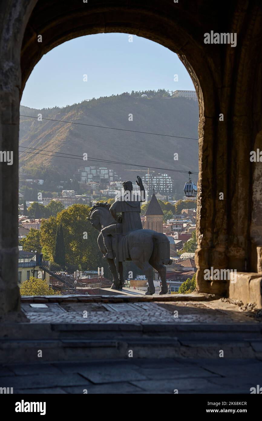 Reiterdenkmal, Denkmal für König Wachtang I. Gorgassali, Blick durch das Eingangangsportal von der Metechi-Kirche, Altstadt, Tiflis, Georgien Stock Photo
