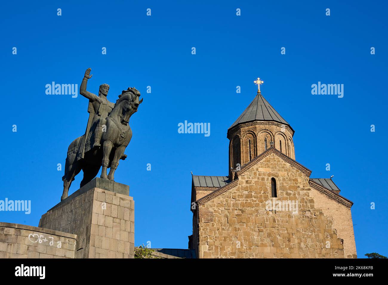 Reiterdenkmal, Denkmal für König Wachtang I. Gorgassali, Metechi-Kirche, Altstadt, Tiflis, Georgien Stock Photo