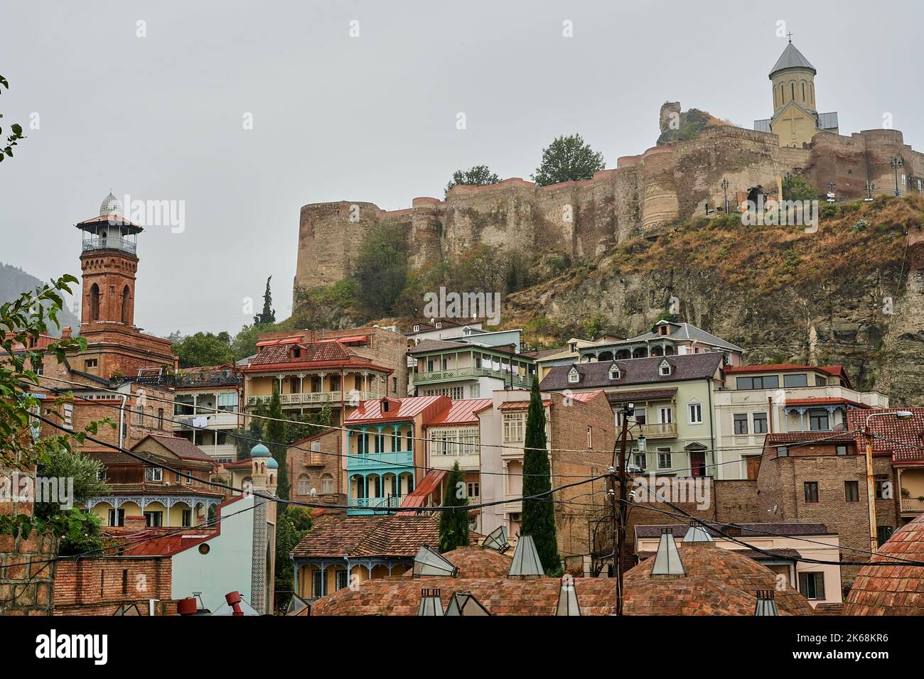 Bäderviertel Abanotubani, vorne Kuppeln der Schwefelbäder, Jumah Moschee, Festung Nariqala, Tiflis, Georgien Stock Photo