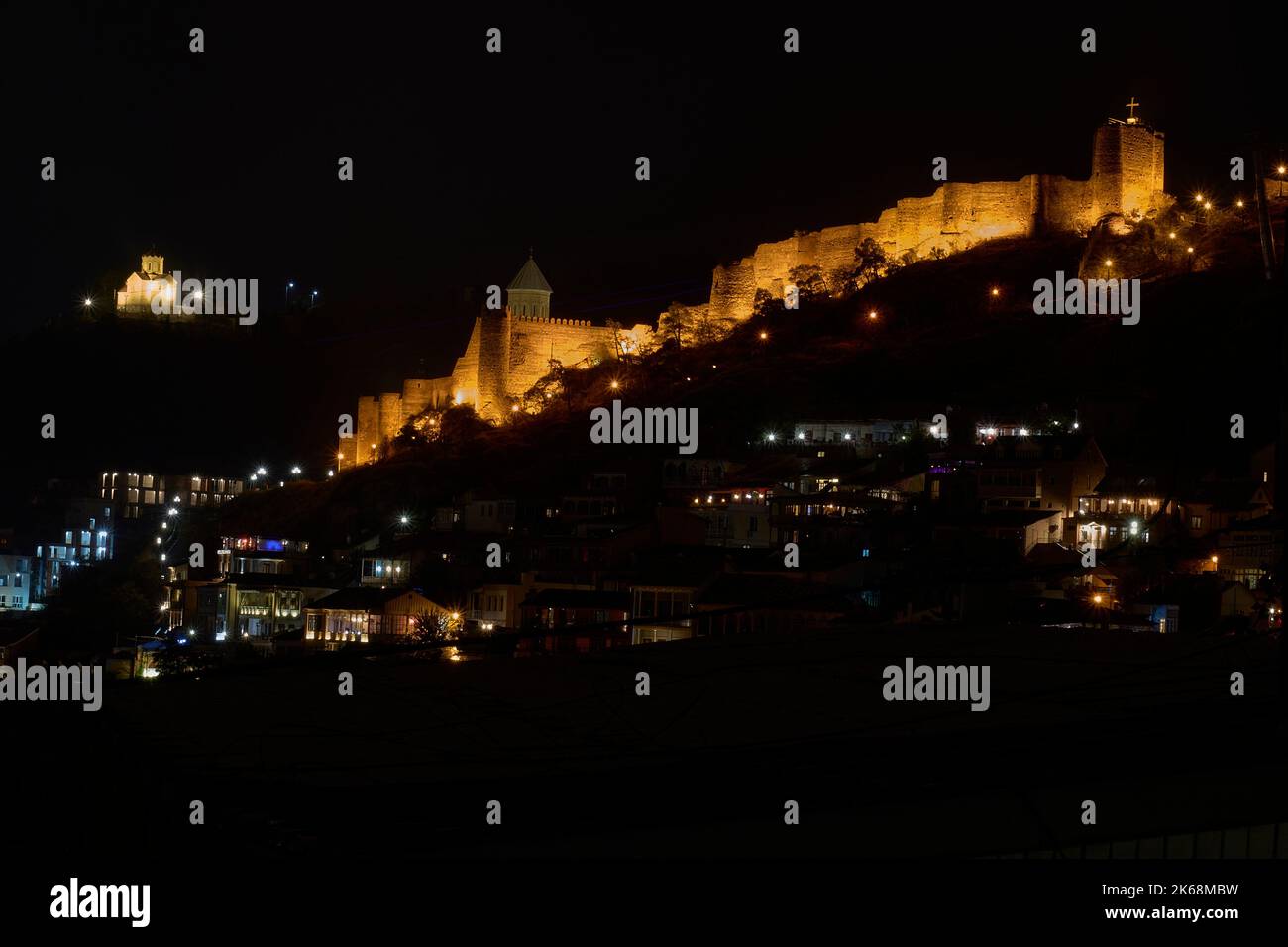 Tiflis bei Nacht, vorne die Altstadt, hinten die Mauern der Festung Nariqala, Sameba-Kathedrale, Tiflis, Georgien Stock Photo