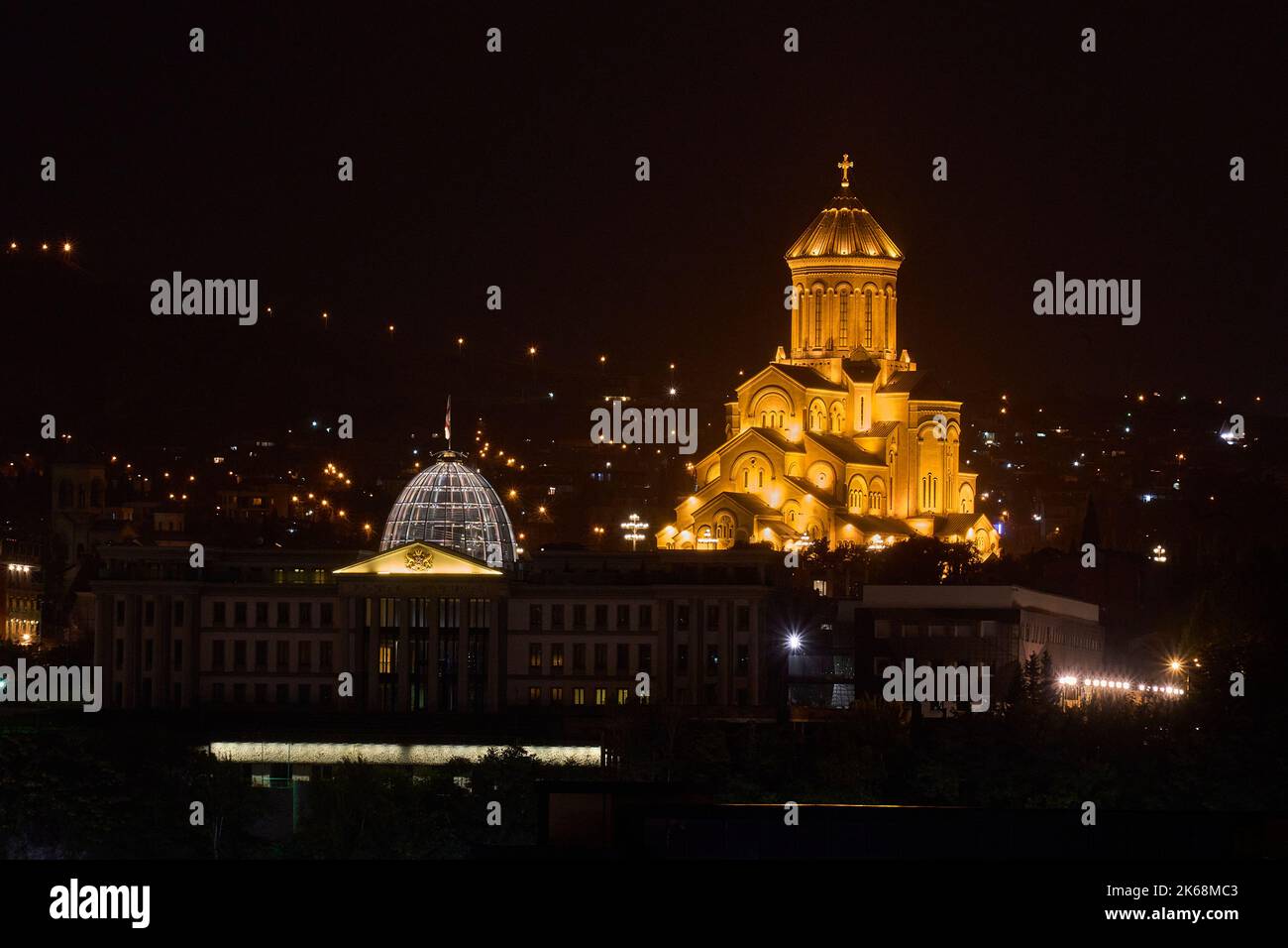 Tiflis bei Nacht, vorne der Präsidentenpalast, rechts die hell erleuchtete Sameba-Kathedrale, Tiflis, Georgien Stock Photo