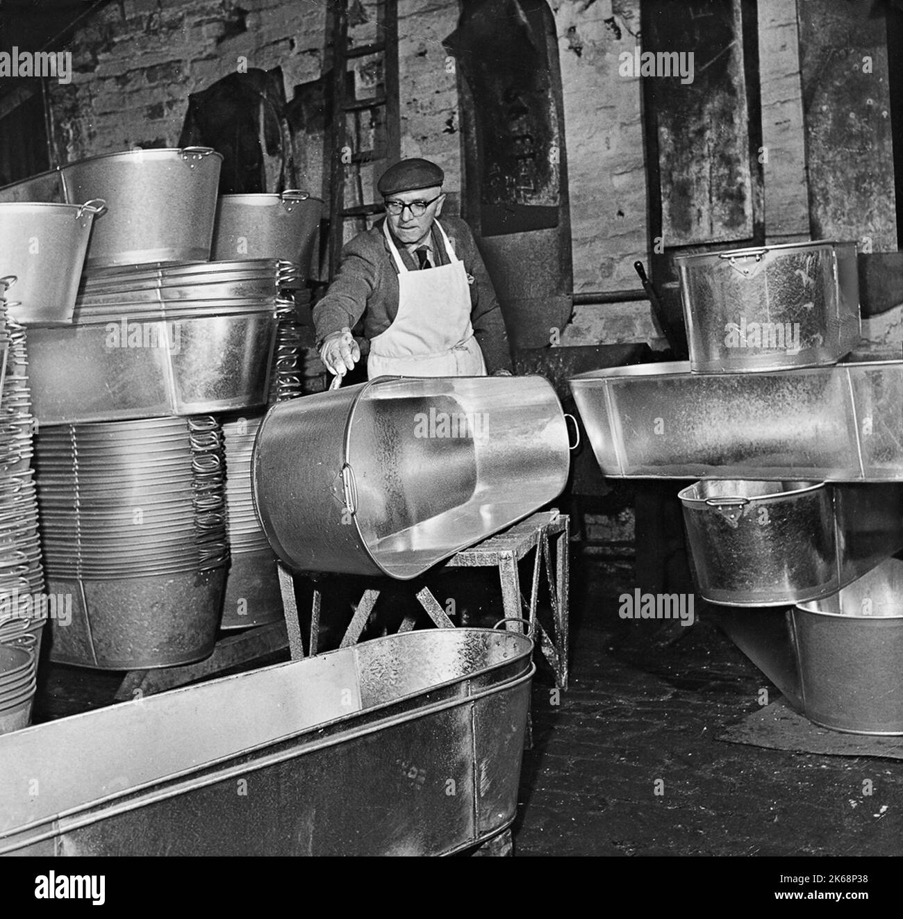 Making galvanised tin baths at The Bungalow Bath Works, Lye, West Midlands 1964 Stock Photo