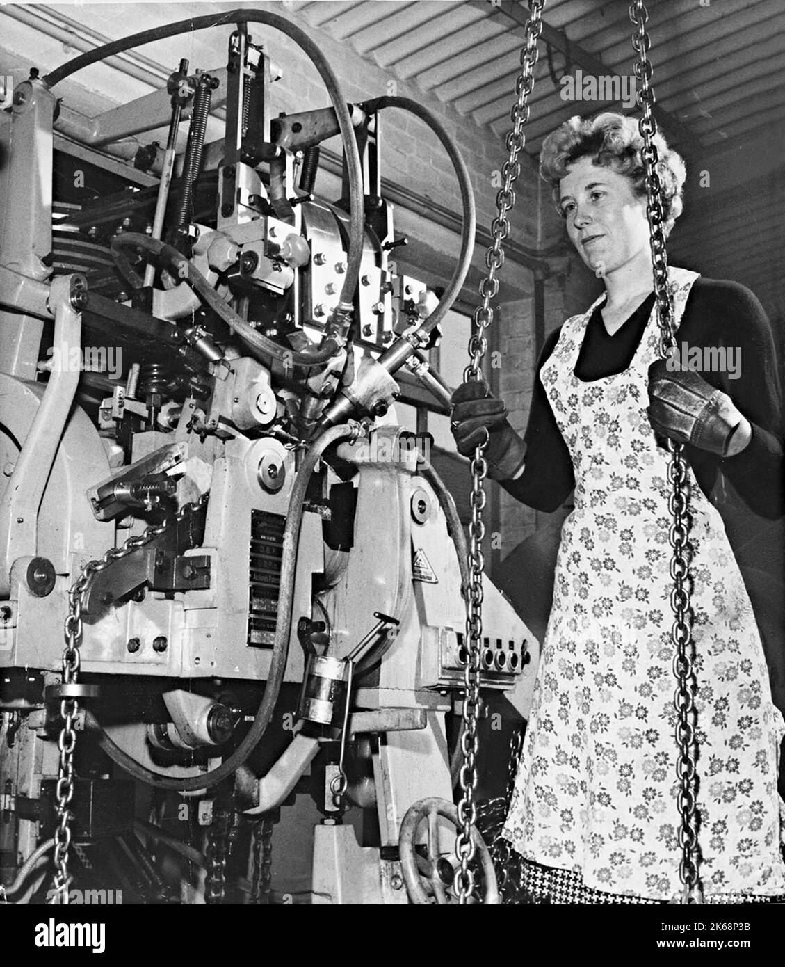 woman operating chain making machine at Joseph Woodhouse, chainmakers, Cradley Heath 1961 Stock Photo