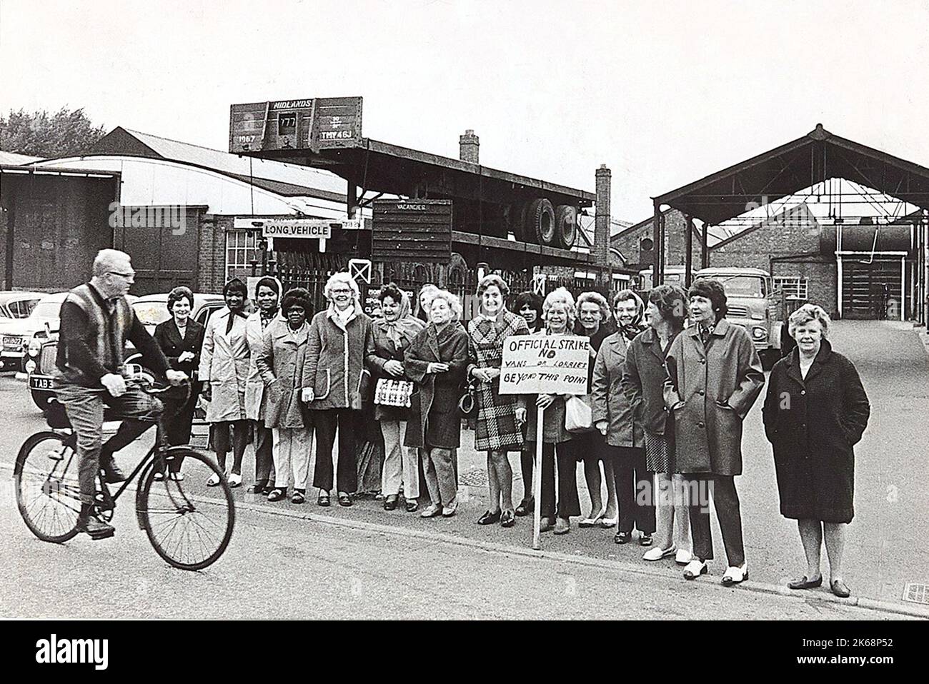 Picket line in 1973 women on strike at Morris Springs in Wolverhampton. The women are machine operators and members of the  Amalgamated Union of Engineering Workers Stock Photo
