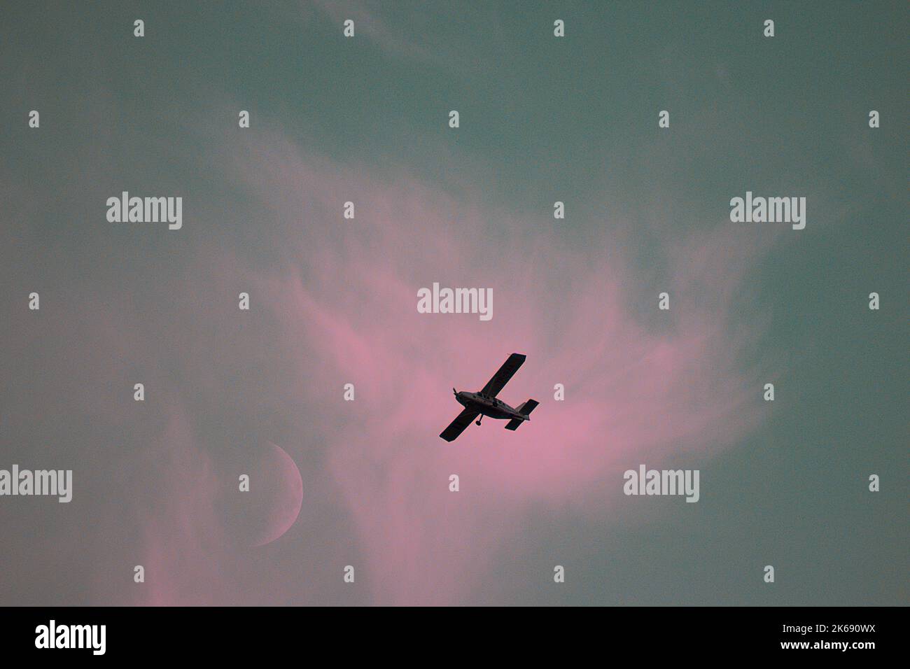 Airplane wing during landing in hi-res stock photography and images - Alamy