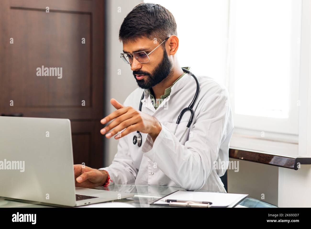 Doctor patient consultation indian hi-res stock photography and images ...