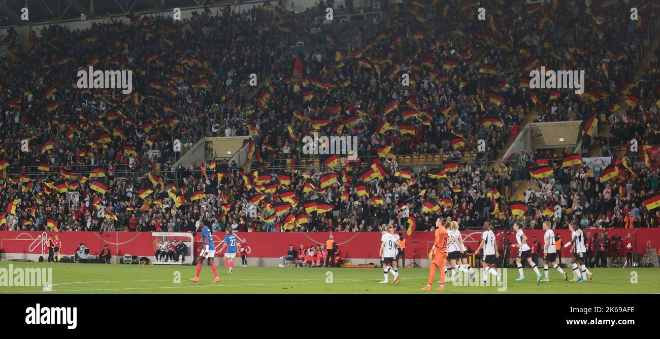 Dresden, Deutschland. 07th Oct, 2022. firo: 07.10.2022, football, soccer, friendly match DFB women country game national team Germany - France 2;1 jubilation grape in front of fans around Alexandra Popp, spectators, celebrate team in the Rudolf Harbig Stadium, flags, sea of flags Credit: dpa/Alamy Live News Stock Photo
