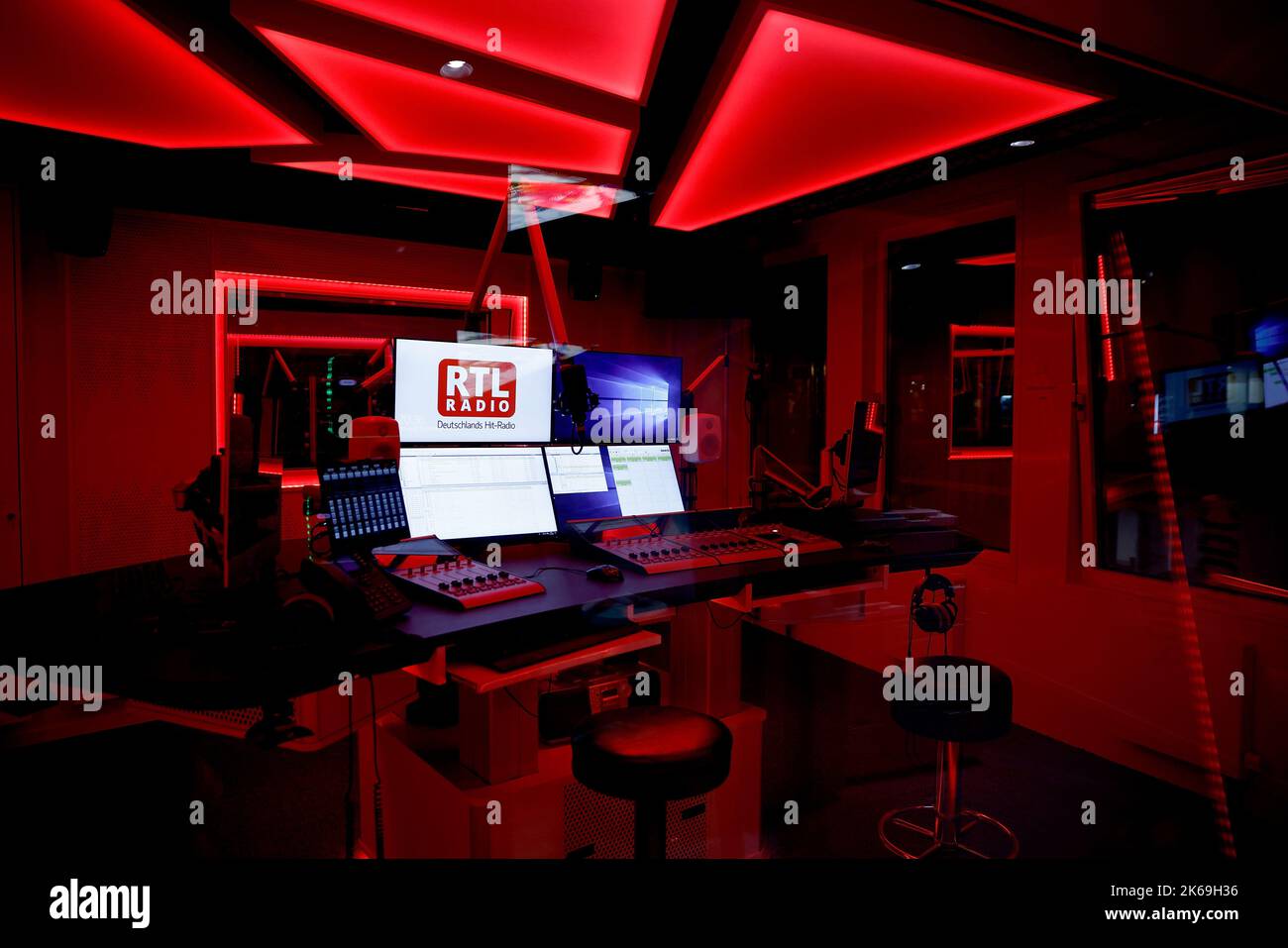 Berlin, Germany. 12th Oct, 2022. View into a studio of the radio station RTL  Radio in the new RTL Audio Center Berlin. Credit: Carsten Koall/dpa/Alamy  Live News Stock Photo - Alamy