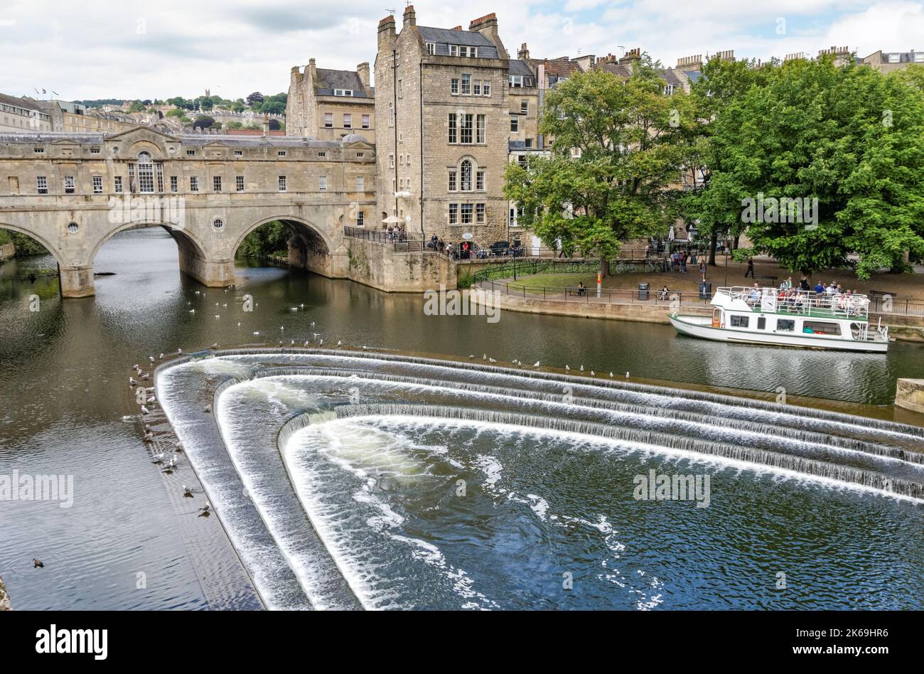 Pulteney Bridge and Pulteney Weir on the River Avon in Bath, Somerset ...