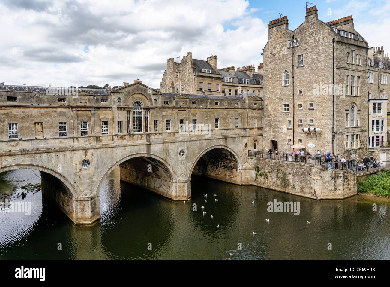 The 18th century Pulteney Bridge and the River Avon in Bath, Somerset ...