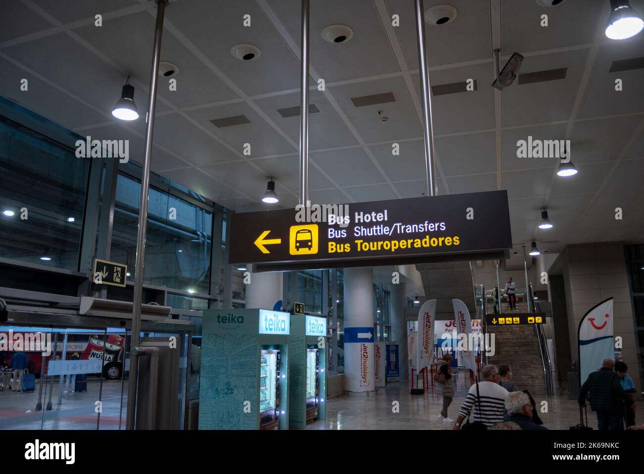 Sign at Alicante Airport directing passengers to bus area, for shuttle bus, hotel bus, and transfers. Bus Touroperadores. Transport links Stock Photo