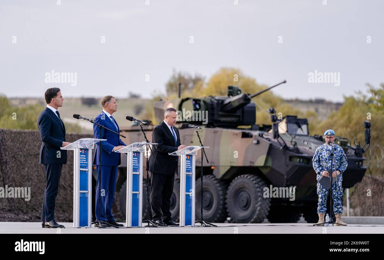 2022-10-12 16:27:32 CINCU - Prime Minister Mark Rutte, President Klaus Johannis and Prime Minister Nicolae Ciuca, address soldiers at a military base where Dutch troops are stationed, during a visit to Romania. The prime minister discusses, among other things, military cooperation between the Netherlands and Romania. ANP BART MAAT netherlands out - belgium out Stock Photo