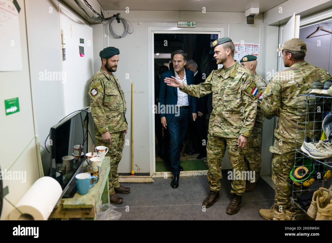 2022-10-12 17:51:54 CINCU - Prime Minister Mark Rutte is given a tour of a  military base where Dutch troops are stationed, during a visit to Romania.  The prime minister discusses, among other