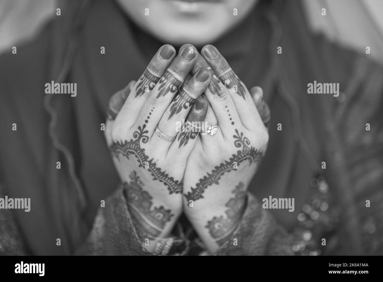Henna and wedding ring on bride hand, pray for doa session Stock Photo