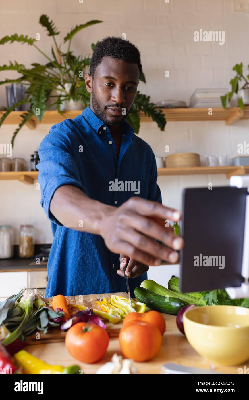 Man cooking healthy dinner hi-res stock photography and images - Alamy