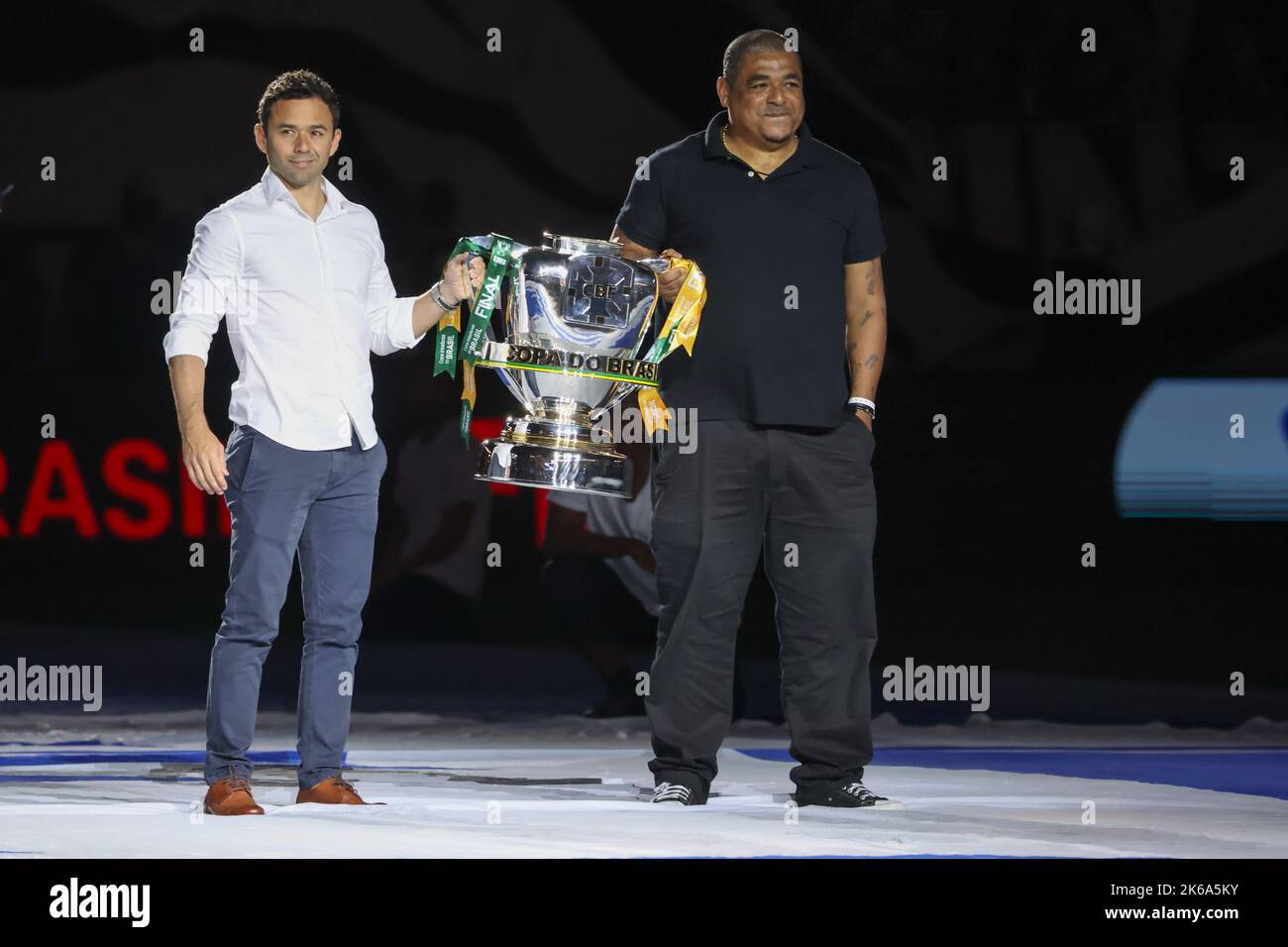 Sao Paulo, Brazil. 12th Oct, 2022. SP - Sao Paulo - 10/12/2022 - COPA DO BRASIL 2022 FINAL, CORINTHIANS X FLAMENGO - Vampeta former player with the cup before the match between Corinthians and Flamengo at the Arena Corinthians stadium for the Copa do Brasil 2022 championship. Photo: Marcello Zambrana /AGIF/Sipa USA Credit: Sipa USA/Alamy Live News Stock Photo