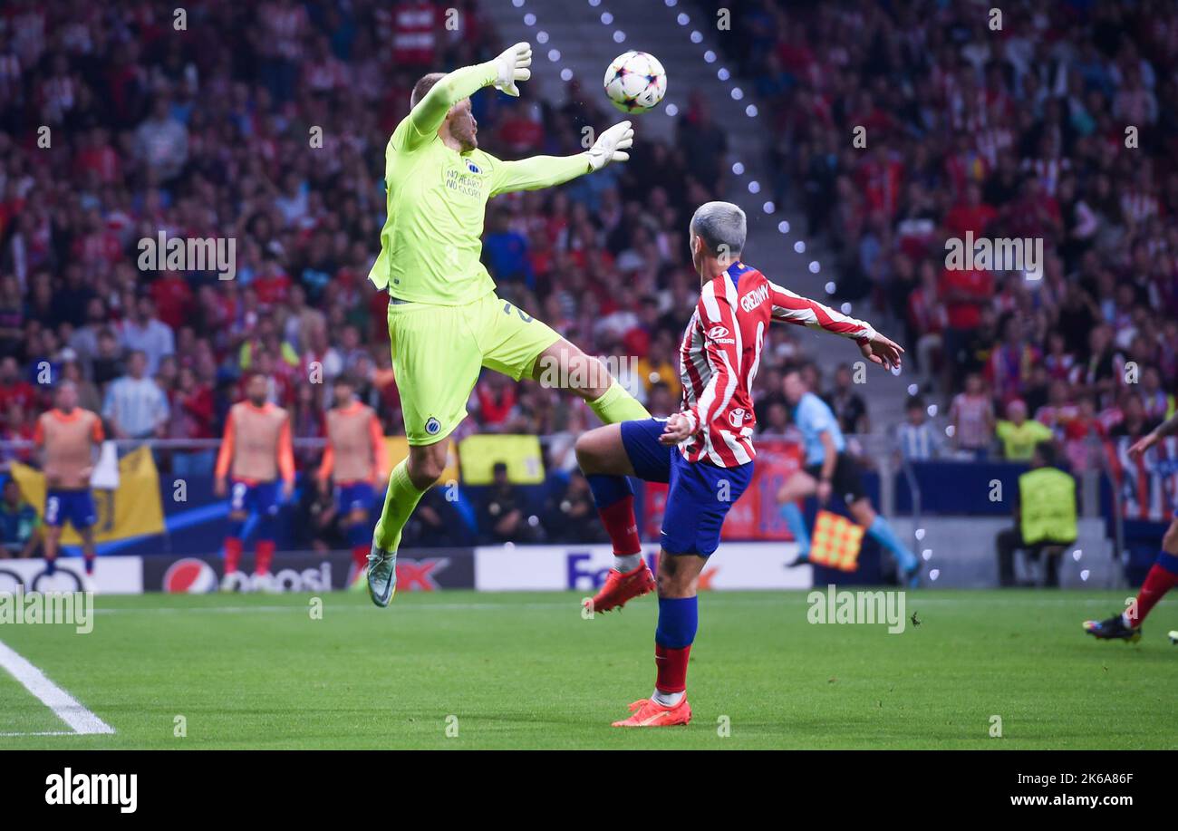 Madrid, Spain. 12th Oct, 2022. Atletico de Madrid's Antoine Griezmann (R) vies with Brugge's goalkeeper Simon Mignolet during the UEFA Champions League Group B football match between Atletico de Madrid and Club Brugge at the Metropolitano Stadium in Madrid, Spain, Oct. 12, 2022. Credit: Gustavo Valiente/Xinhua/Alamy Live News Stock Photo
