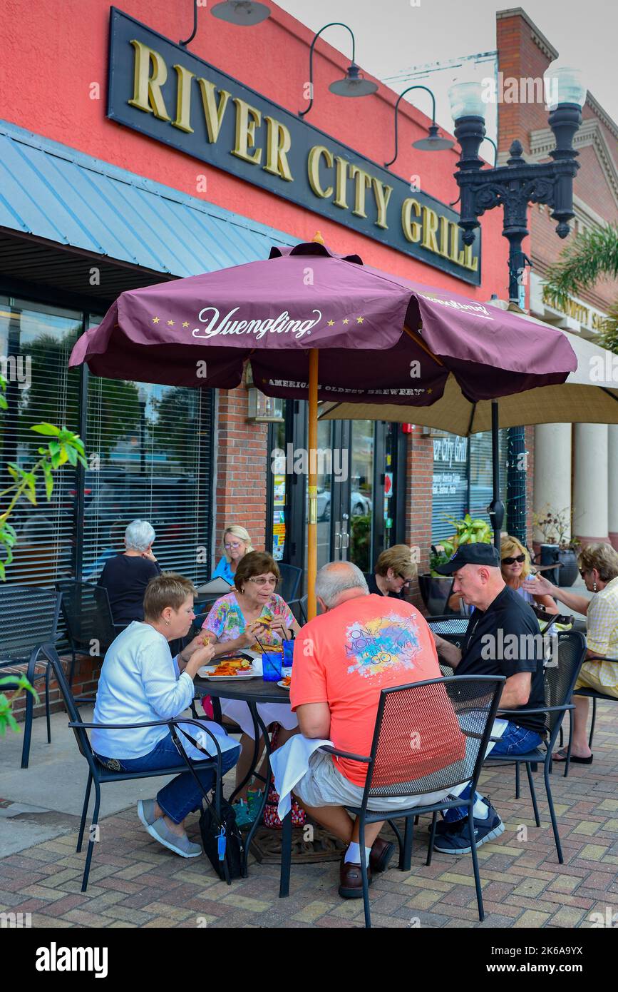 Retiree snowbirds enjoy outdoor dining at popular and trendy River City Grill in Punta Gorda, FL, in Charlotte County in southwest Florida Stock Photo