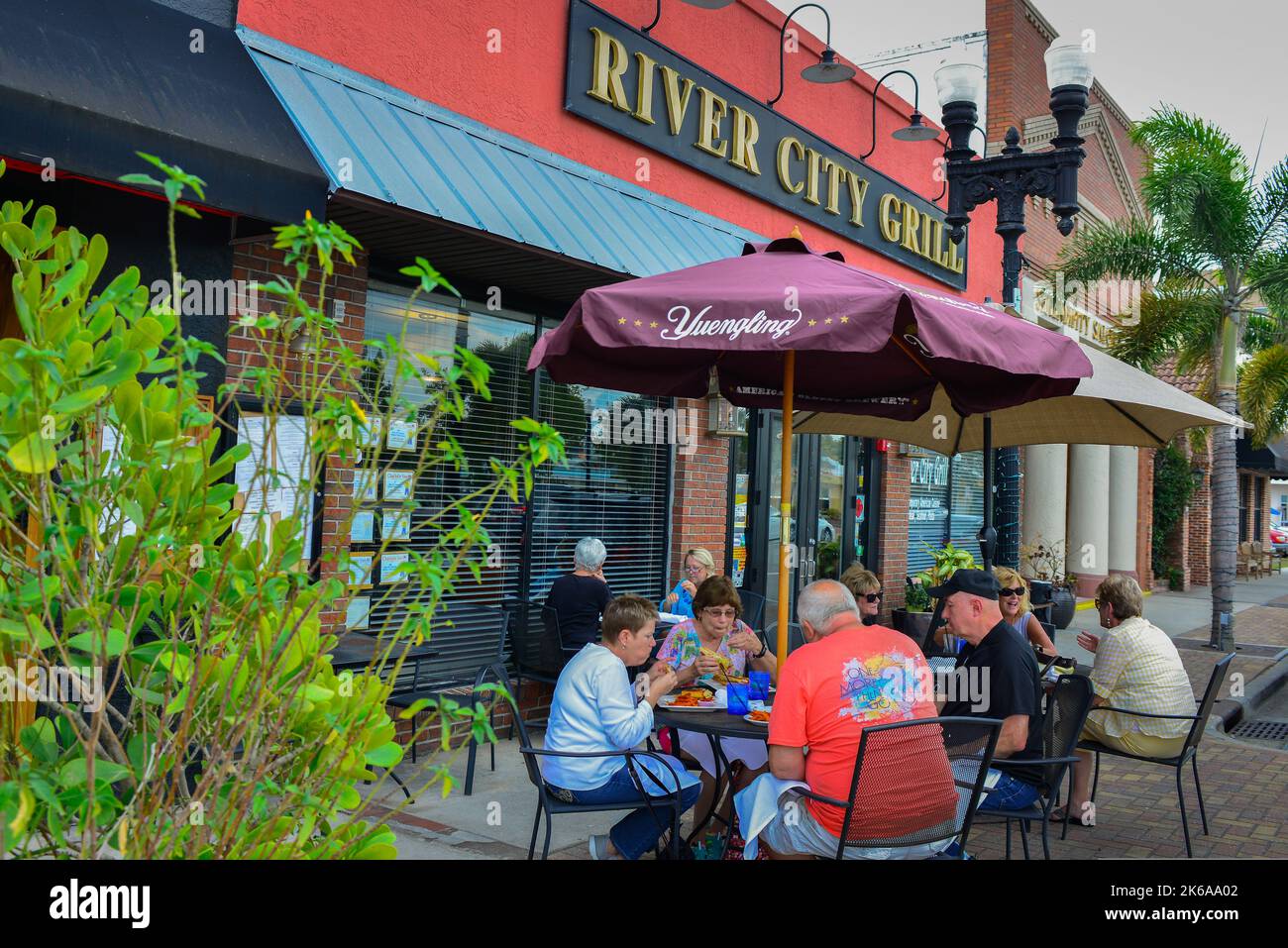 Retiree snowbirds enjoy outdoor dining at popular and trendy River City Grill in Punta Gorda, FL, in Charlotte County in southwest Florida Stock Photo