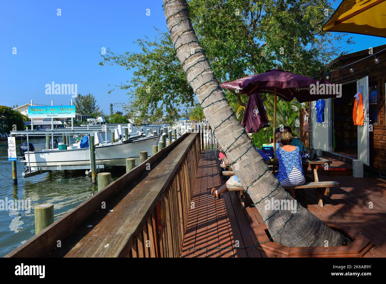 People enjoy outside patio dining on the pier at Phuzzys Boat Shack restaurant and bar, near the marina in St. James City, Florida on Pine Island Befo Stock Photo