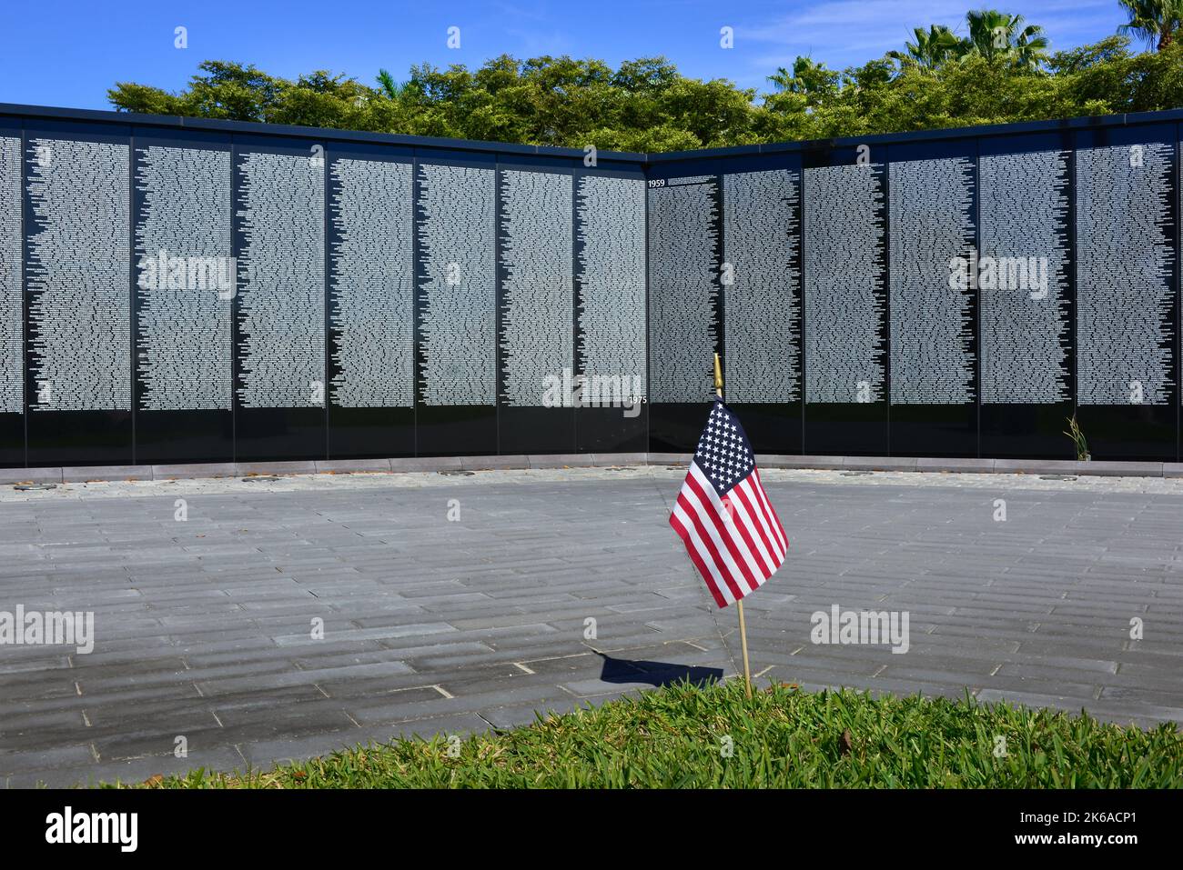 A single American flag before the The Veteran's Memorial Wall of Southwest Florida in Laishley Park, Punta Gorda, FL in Charlotte County Stock Photo