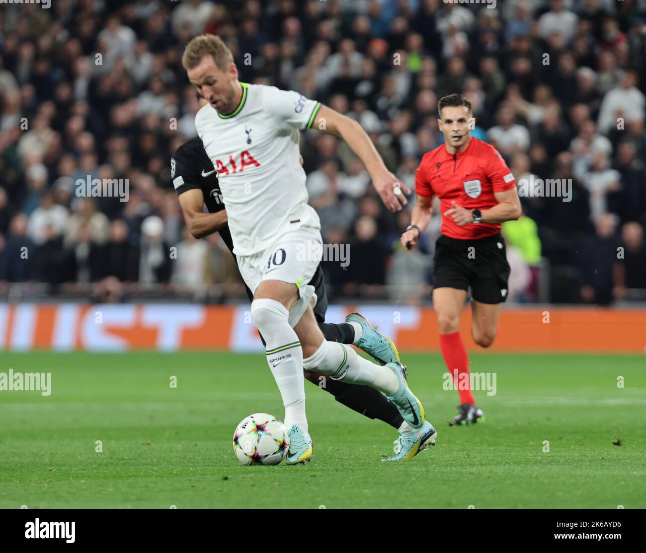 Tottenham Hotspur's Harry Kane takes on Djibril Sow of Eintracht ...