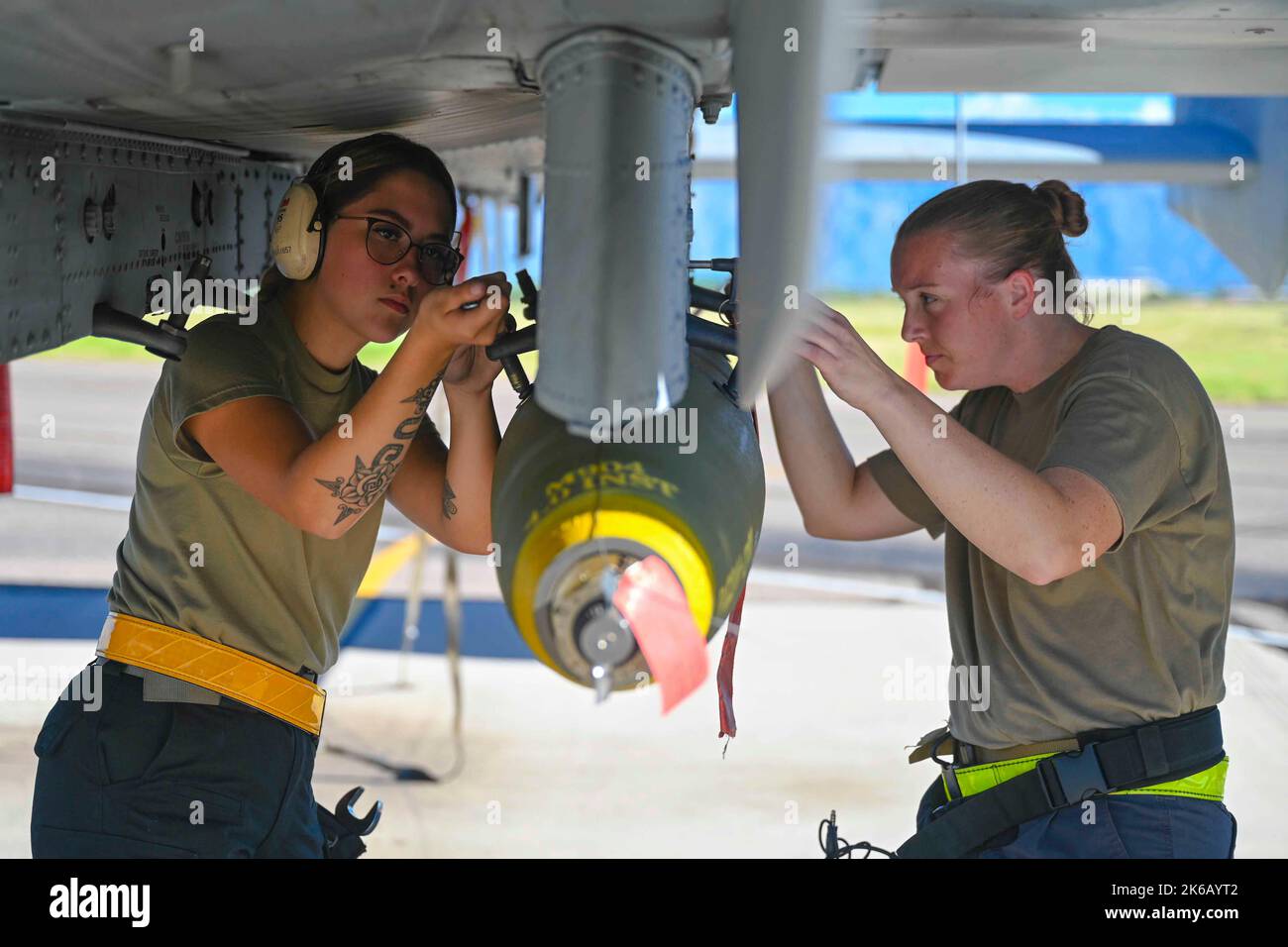 Tucson, Arizona, USA. 13th Sep, 2022. 357th Fighter Generation Squadron weapons armament technicians, Airman 1st Class Zamarys Ramirez and U.S. Air Force Staff Sgt. Bryanna Hendrickson mount an air-to-ground bomb on an A-10 Thunderbolt II at the live ordnance loading area at Davis-Monthan Air Force Base, Arizona, Sept. 13, 2022. These bombs were used as part of continual training for both maintainers and pilots to further their skills in projecting airpower anywhere, anytime. Credit: U.S. Air Force/ZUMA Press Wire Service/ZUMAPRESS.com/Alamy Live News Stock Photo