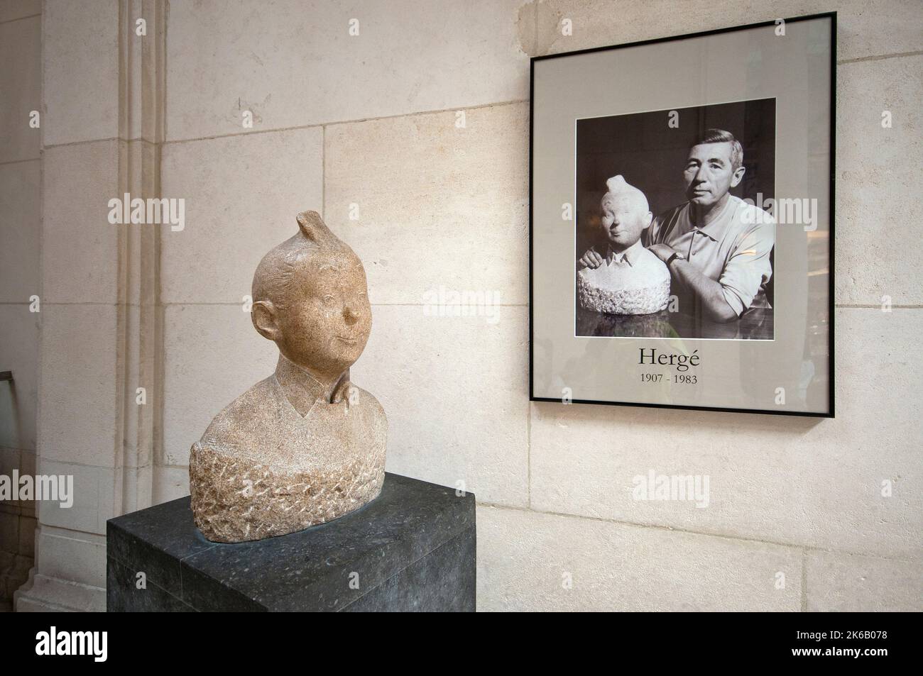 Stone bust of Tintin (by the belgian sculptor Nat Neujean in 1952) with the picture of Hergé (creator of Tintin), Comics Art Museum, Brussels, Belgium Stock Photo