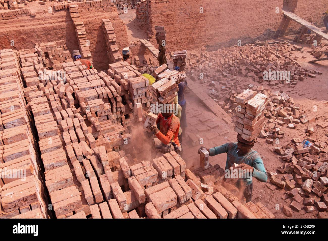 Dhaka, Dhaka, Bangladesh. 13th Oct, 2022. Workers in Dhaka, Bangladesh