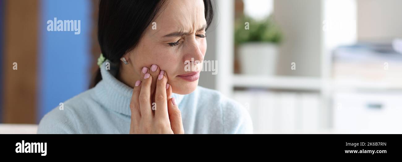 Young woman with severe toothache at home Stock Photo - Alamy