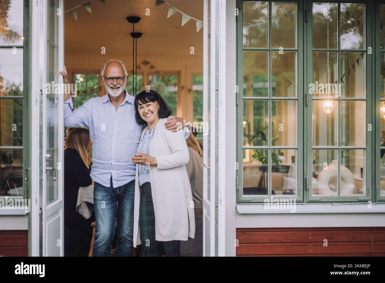 Man arm around woman hi-res stock photography and images - Alamy