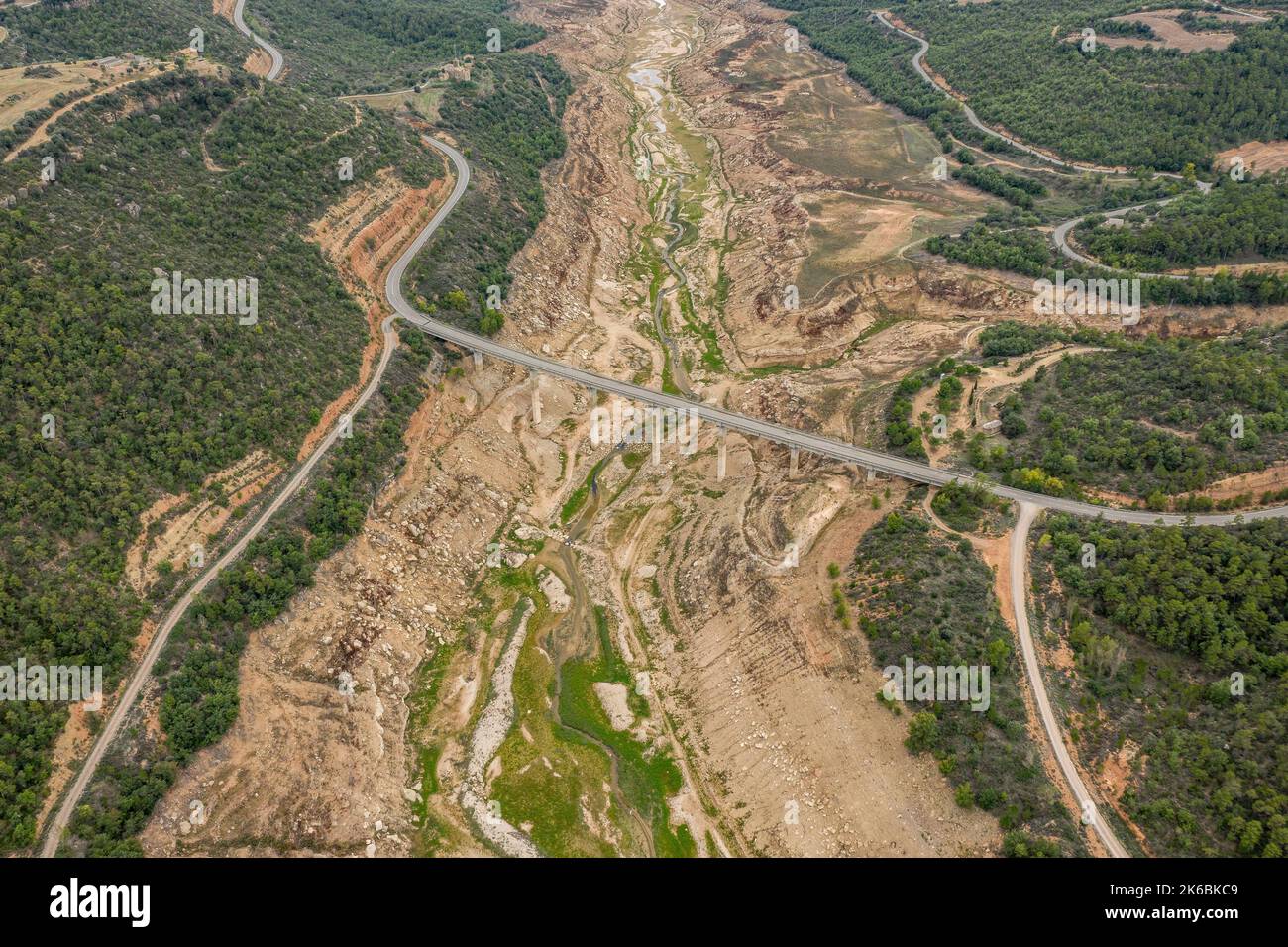 Aerial view of the almost dry Rialb reservoir during the 2022 drought (La Noguera, Lleida, Catalonia, Spain) ESP: Vista aérea del embalse de Rialb Stock Photo