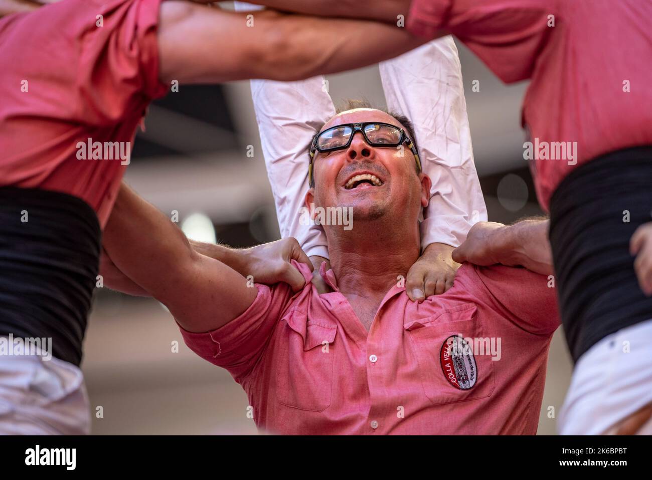 Concurs de Castells de Tarragona 2022 (Tarragona Castells contest). Sunday contest. 5 de 9 amb folre de la Colla Vella Xiquets de Valls (Catalonia) Stock Photo