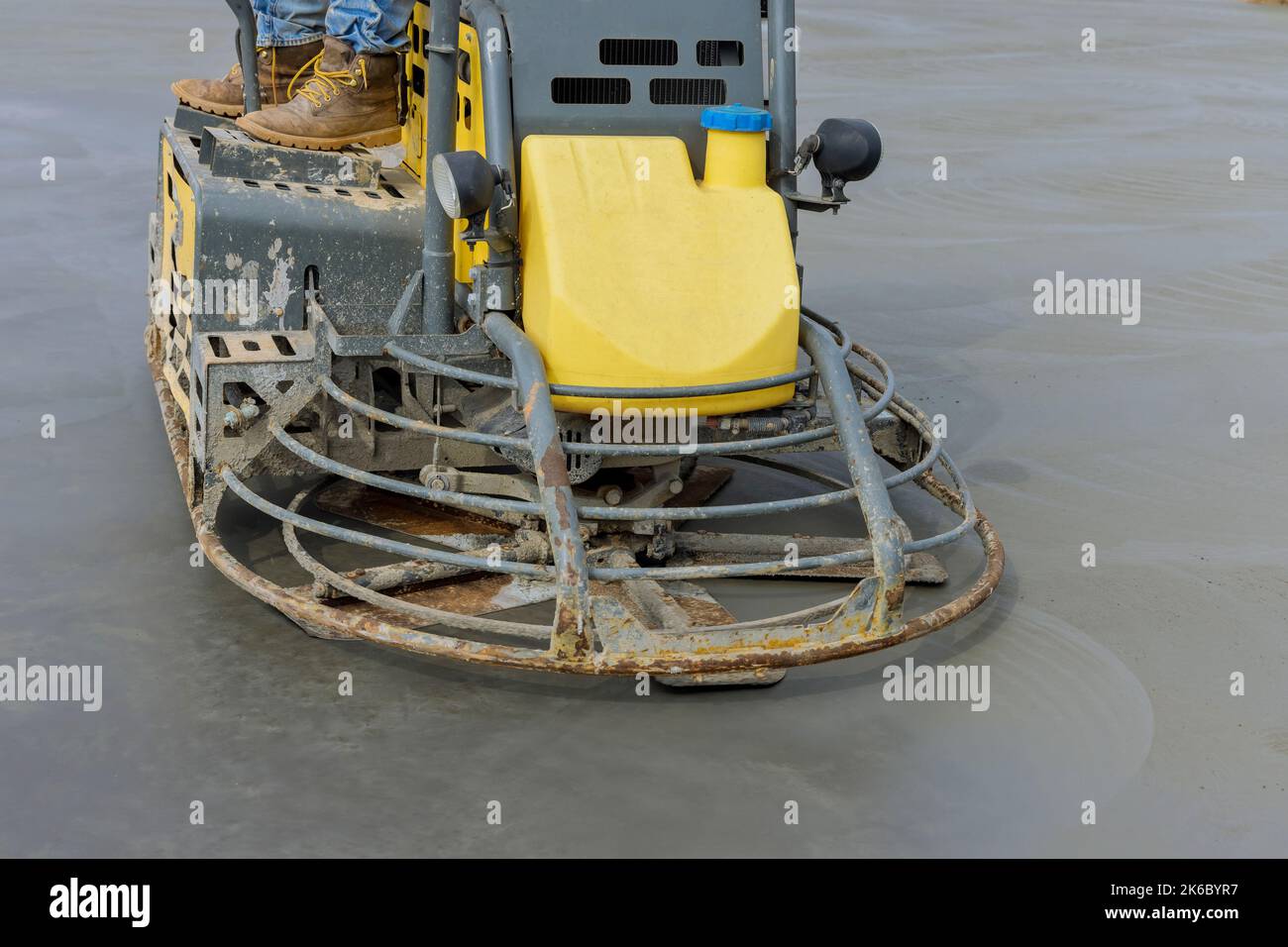 An process of polishing and leveling cement screed mortar floors on