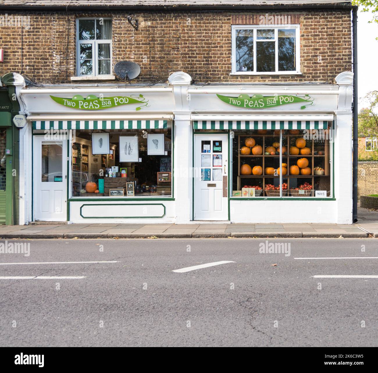 Two Peas In a Pod - sunlit greengrocers corner shop, Barnes, southwest London, England, UK Stock Photo