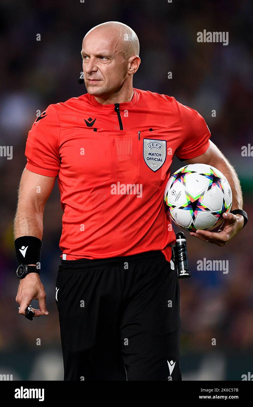 Barcelona, Spain. 12 October 2022. Referee Szymon Marciniak holds the ball during the UEFA Champions League football match between FC Barcelona and FC Internazionale. Credit: Nicolò Campo/Alamy Live News Stock Photo