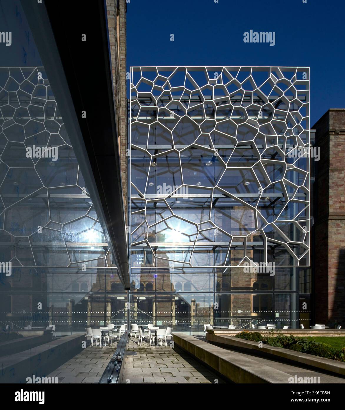 Courtyard and exterior atrium screen. University of Bristol Fry