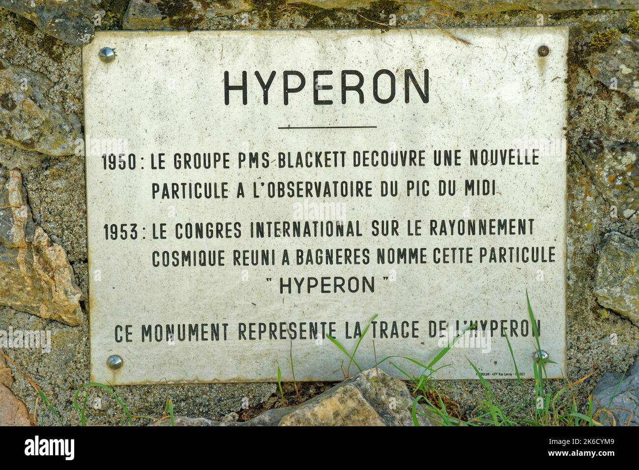 Plaque in Bagneres de Bigorre, France celebrates the discovery of the Hyperon sub-atomic particle by Patrick Blackett's Manchester University Team. Stock Photo
