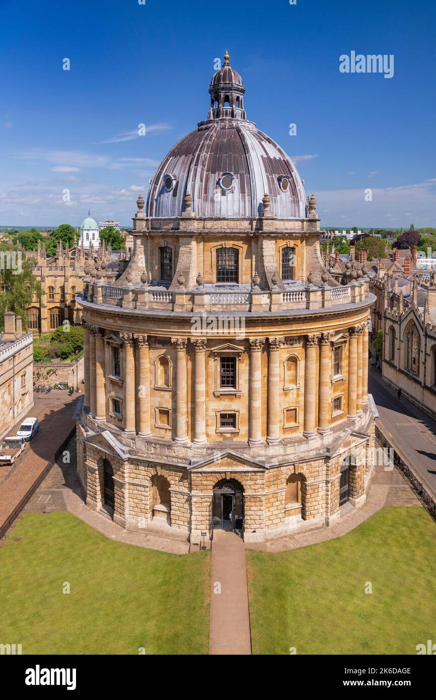 England, Oxfordshire, Oxford, Radcliffe Camera which is an iconic Oxford landmark and a working library, part of the central Bodleian Library complex, viewed here from the tower of the University Church of St Mary the Virgin. Stock Photo