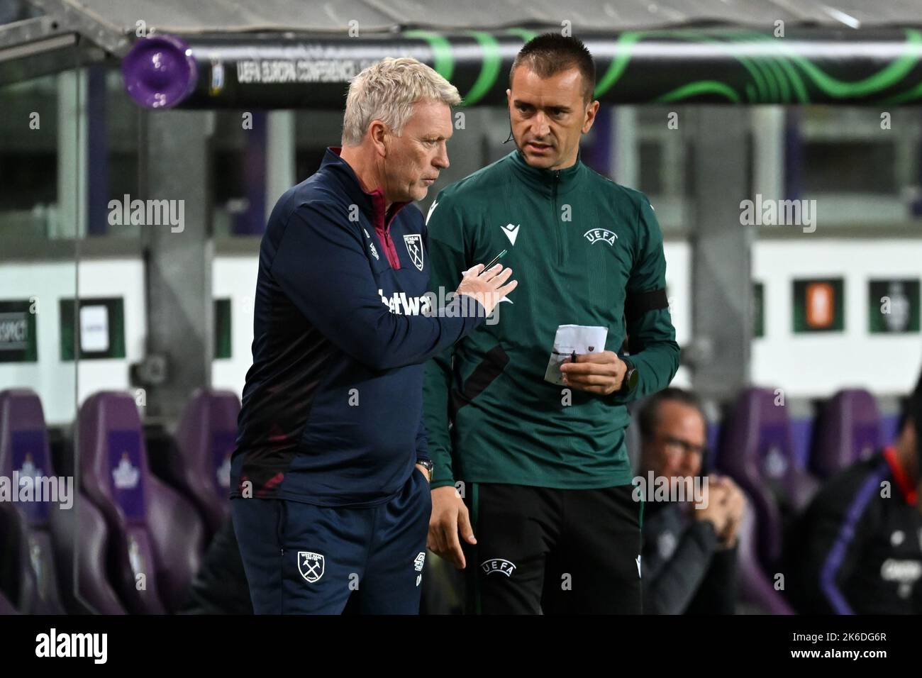 BRUSSELS - West Ham United FC trainer coach David Moyes talking to fourth official Milan Mitic during the UEFA Conference League match between RSC Anderlecht and West Ham United FC at Lotto Park stadium on October 6, 2022 in Brussels, Belgium. ANP | Dutch Height | Gerrit van Keulen Stock Photo