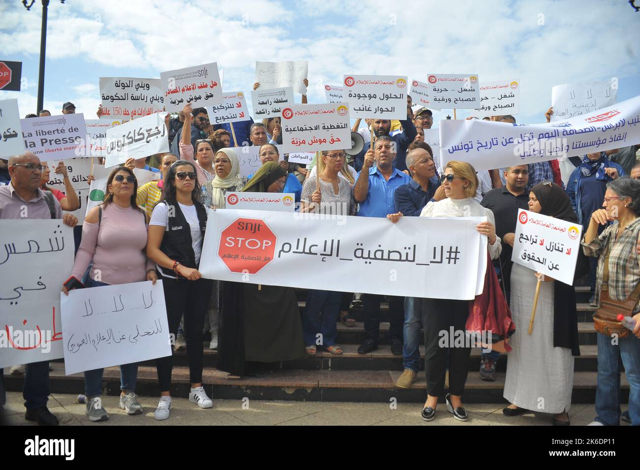 Tunis, Tunisia. 13th Oct, 2022. Tunisian journalists protest outside the government headquarters at the Kasbha.This protest movement aims to defend the sustainability of public media establishments and those confiscated, say the unions, in a joint statement, stressing their rejection of the government's policy aimed at ''liquidating the media' (Credit Image: © Chokri Mahjoub/ZUMA Press Wire) Stock Photo