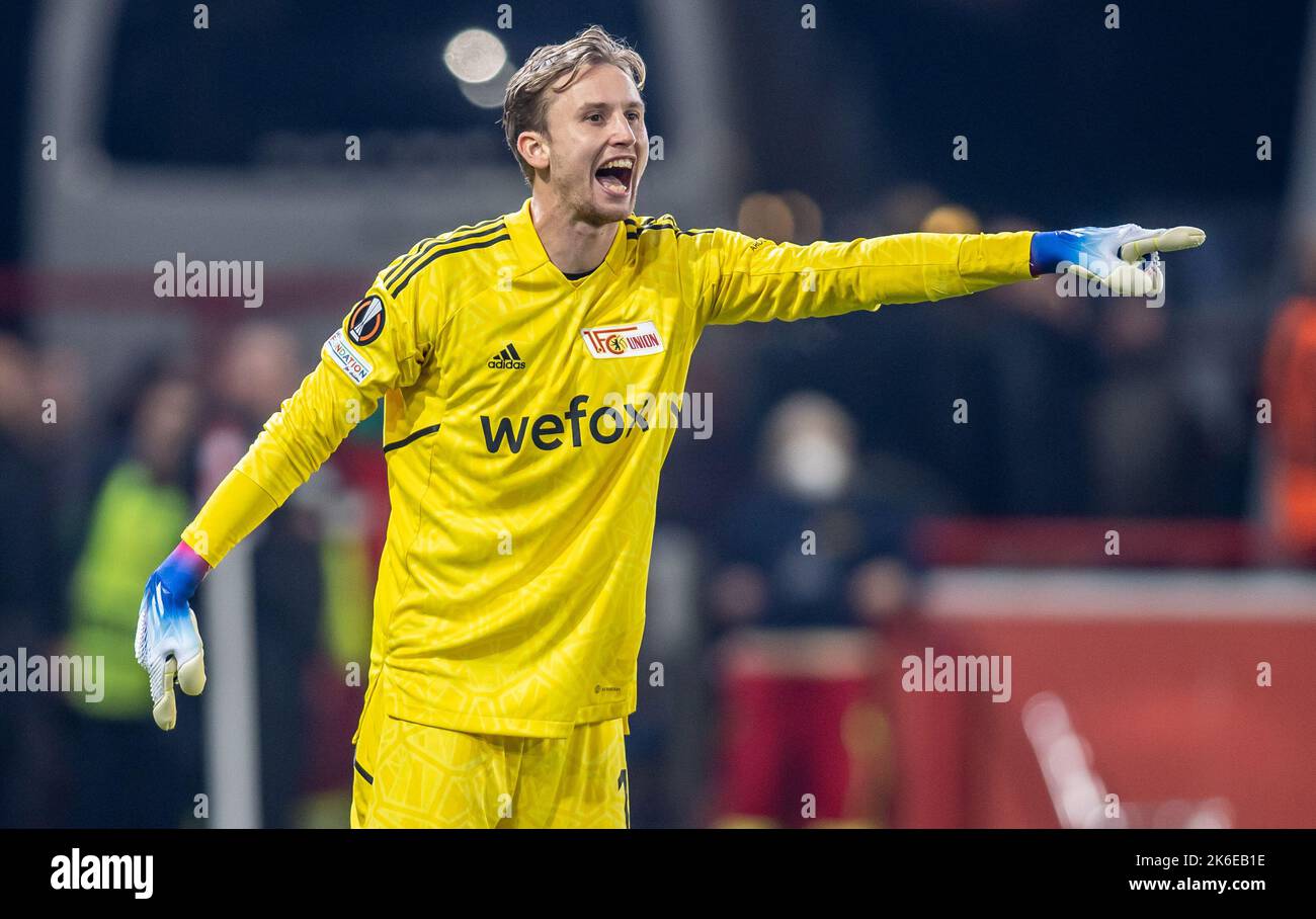 Berlin, Germany. 13th Oct, 2022. Soccer: Europa League, 1. FC Union Berlin - Malmö FF, Group Stage, Group D, Matchday 4 at Stadion An der Alten Försterei: Berlin goalkeeper Frederik Rönnow directs his team. Credit: Andreas Gora/dpa/Alamy Live News Stock Photo